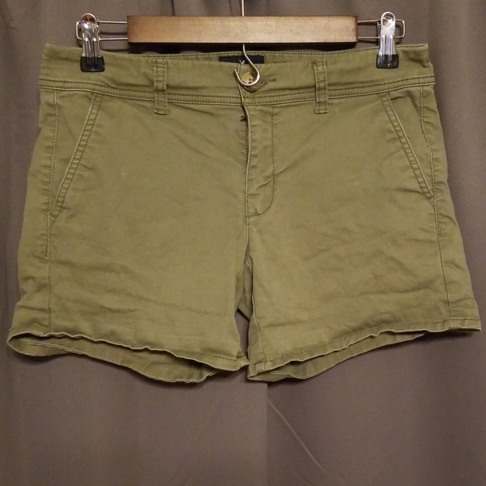 American Eagle midi stretch shorts size 6